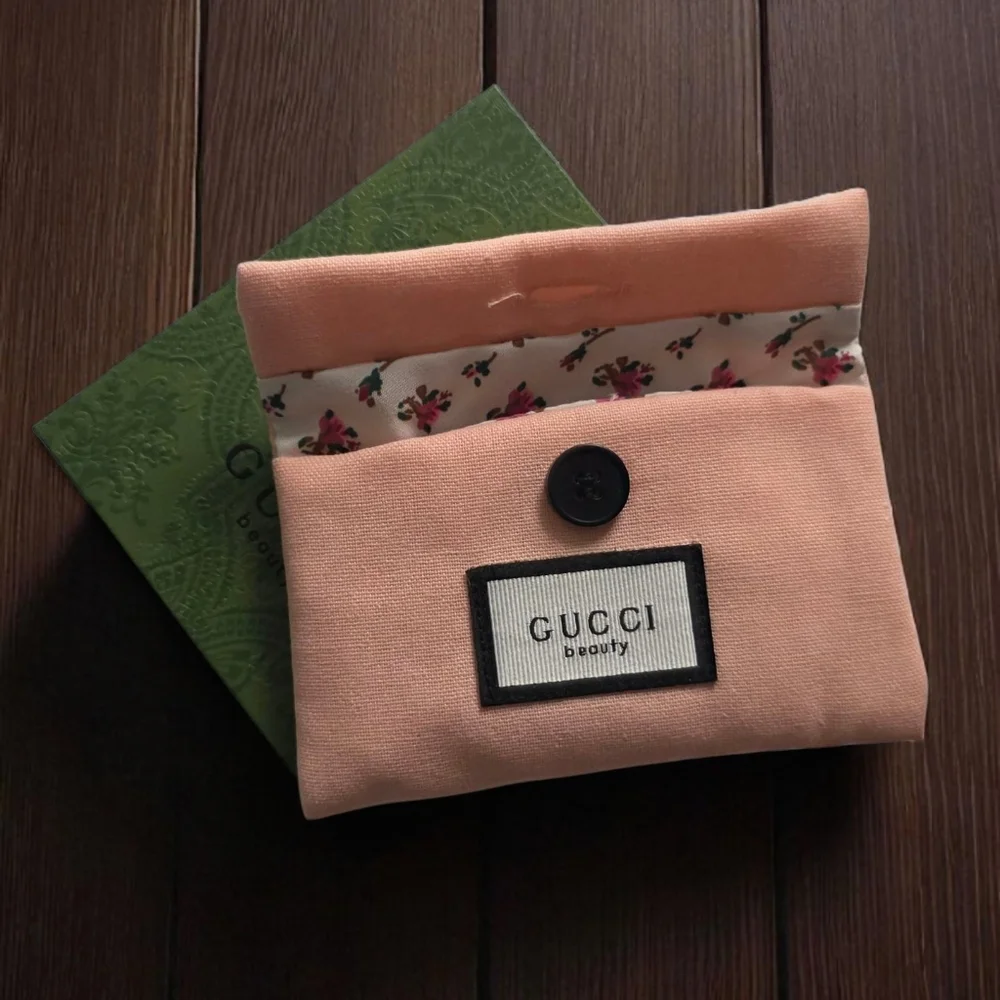 Gucci Beauty GWP Comb w/ Pouch - Picture 2 of 3